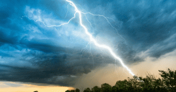 Ce soir et cette nuit, des orages vont progresser sur l’ouest et le nord du pays, tandis que les deux-tiers sud restent à l’écart, sous des températures nocturnes remarquablement élevées. Jeudi et vendredi, la dégradation orageuse se poursuivra sur la moitié nord et gagnera une bonne partie du territoire.