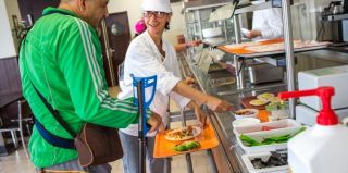 Le restaurant social de William Booth accueille plusieurs personnes en difficulté tous les midis.